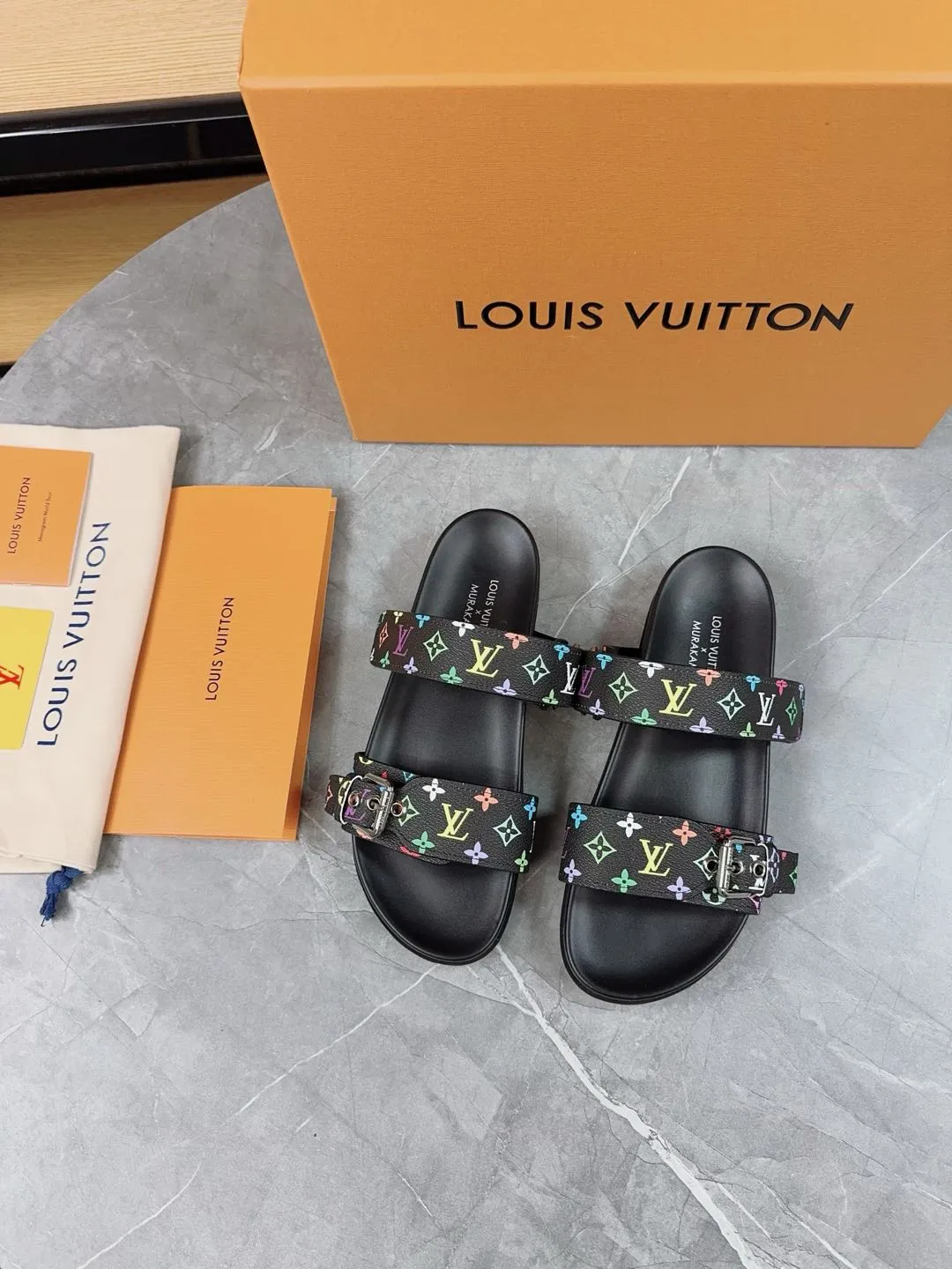 👟👟Ex-factory price 400👟👟 New slippers for spring and summer🌟The belt buckle is adjustable and elastic, full of beach style, original molded LV metal logo decoration, fashionable and beautiful, super versatile🤳🏻upper cowhide/customized imported jacquard fabric/original old-fashioned leather material, water-dyed sheepskin lining (water platform + wear-resistant velvet + rubber sole) three-layer combination outsole 🔶Size: Female 35-43 Male: 38-46
